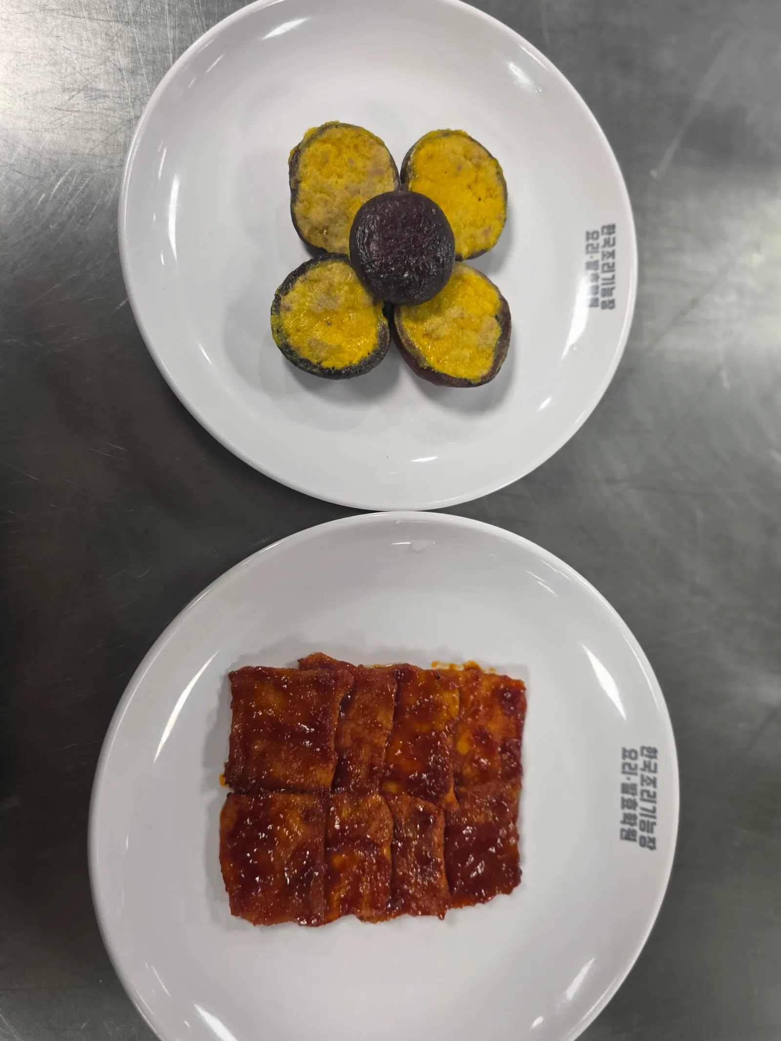 학생들이 완성한 표고버섯전(왼쪽)과 제육구이(오른쪽)